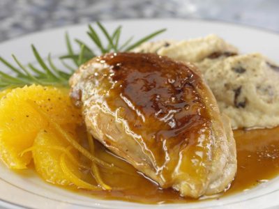 Pularda rellena de foie-gras y salsa de trufa negra