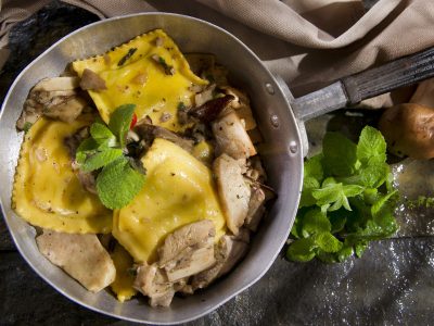 Raviolis de yema trufada con pollo y su caldo