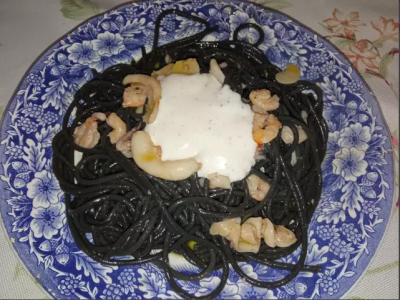Spaghetti negros con sepia, gambas al ajillo y alioli de trufa