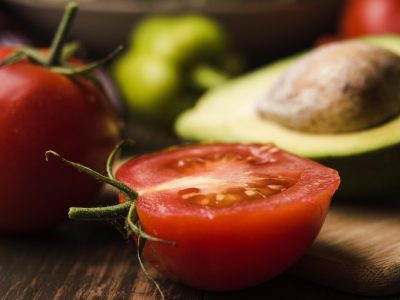 Ensalada sencilla de tomate y trufa negra