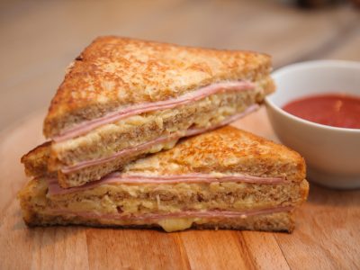 Sándwich con queso trufado, jamón york y cebolla caramelizada