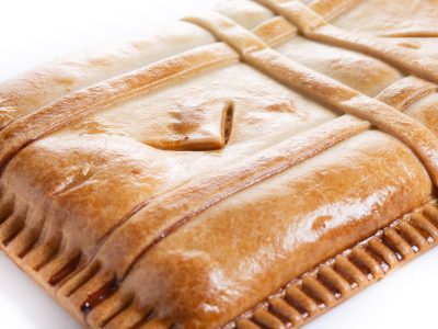 Empanada de queso de cabra, cebolla caramelizada y trufa negra