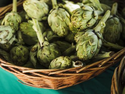 Alcachofas rellenas de salsa holandesa, con foie, trufa y salsa de rabo de Iñaki Arrieta